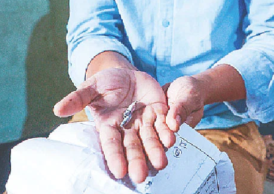 জানালায় দাঁড়াতেই গুলি এসে কেড়ে নিল শিশুটিকে