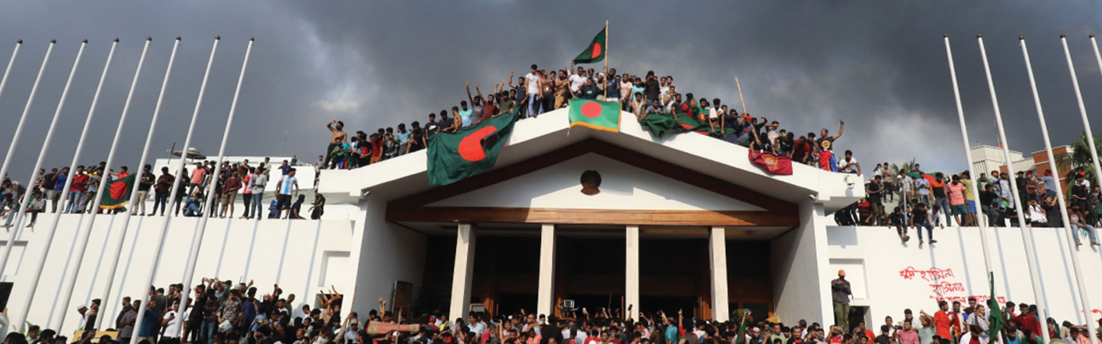 পালাইছে রে পালাইছে/শেখ হাসিনা পালাইছে